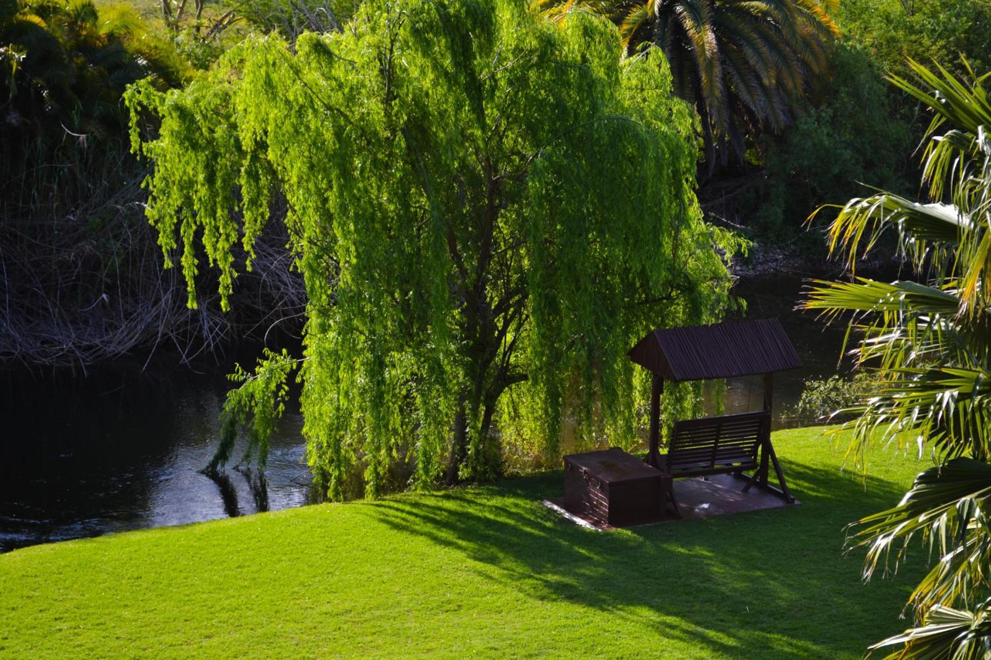 Riverside Guest Lodge Oudtshoorn Exterior foto